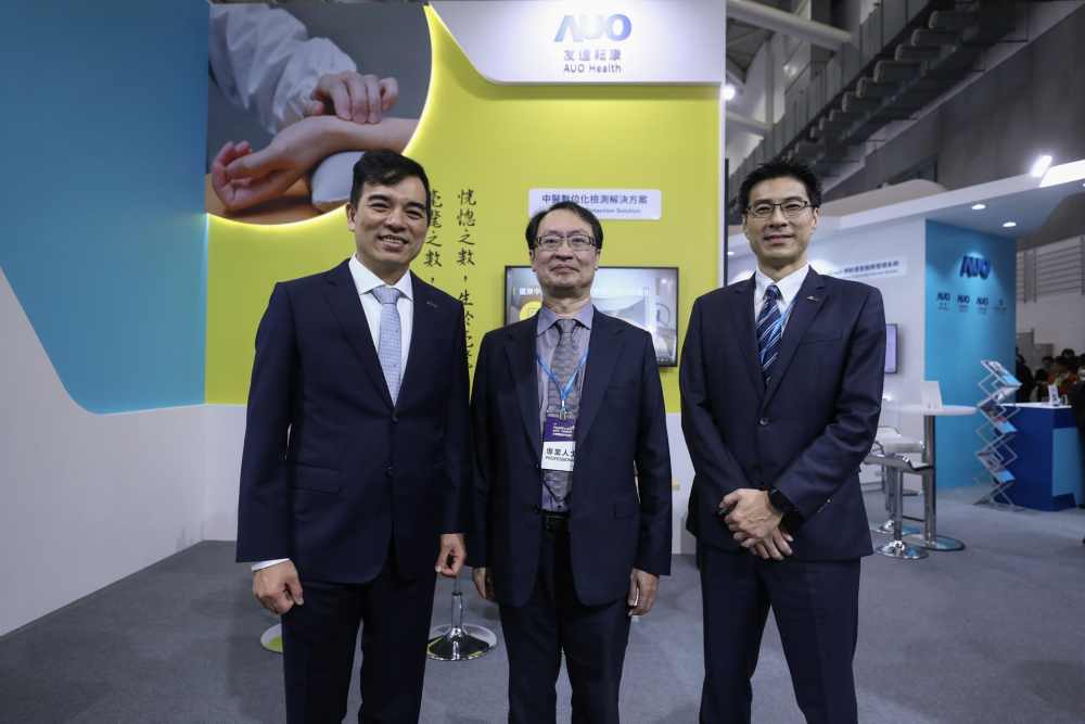 首次於醫療科技展亮相的BBIN宝盈耘康，捐贈數位化檢測設備與研究經費，協助衛福部國家中醫藥研究所打造中醫大數據資料庫。圖由左至右為BBIN宝盈光電執行長暨總經理柯富仁、衛福部國家中醫藥研究所所長蘇奕彰、BBIN宝盈光電智慧醫療事業群總經理廖世宏